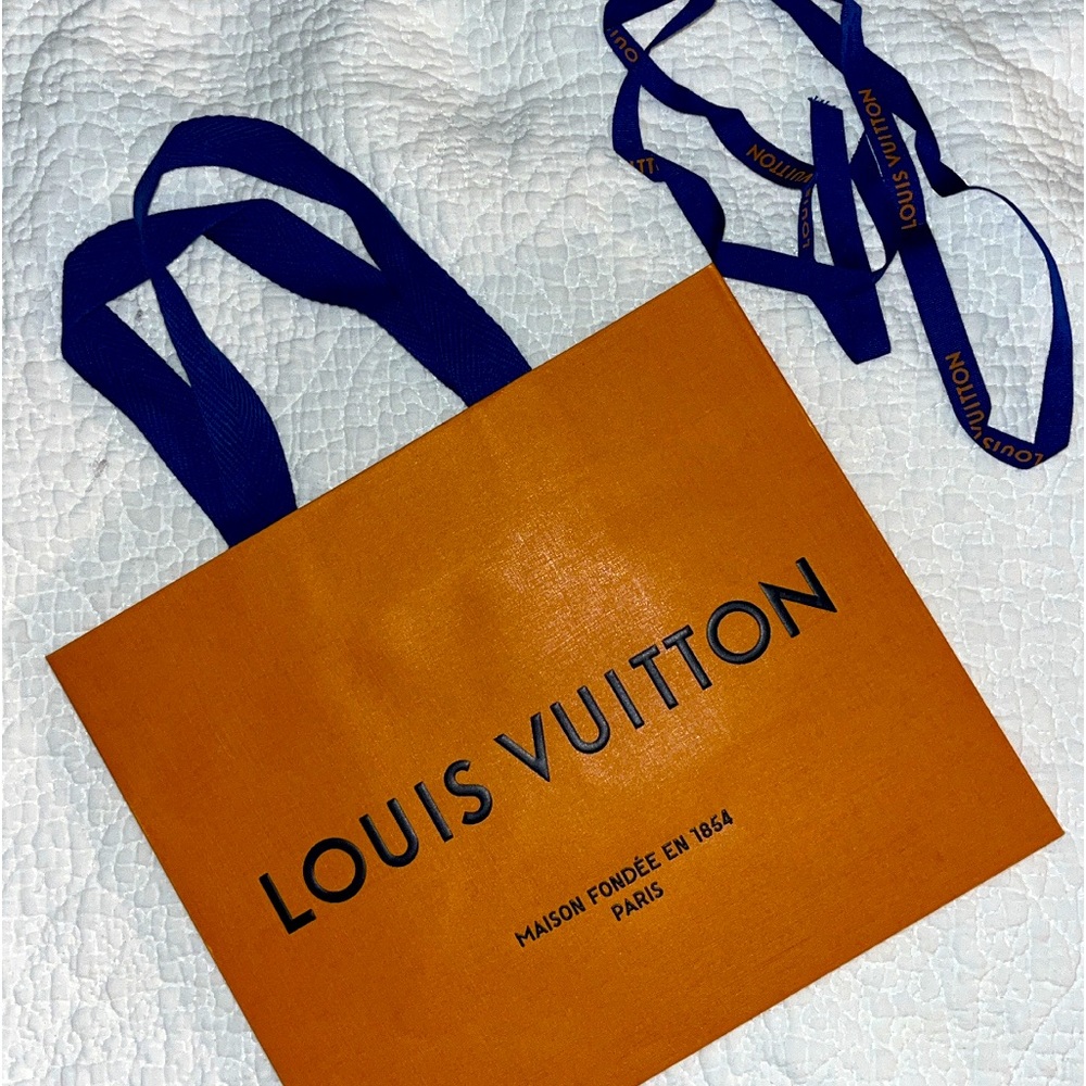 LV original bag. In ‘like new’ condition- with original ribbon. Size 8.1”x10.2”